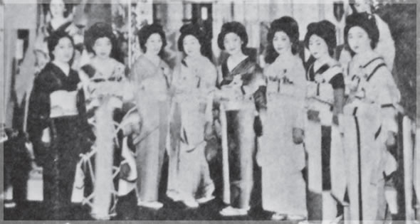 昭和9年 東京上野松坂屋での宣伝会にて明石ちぢみを着て勢揃いする地元芸妓。（ 十日町市博物館所蔵）